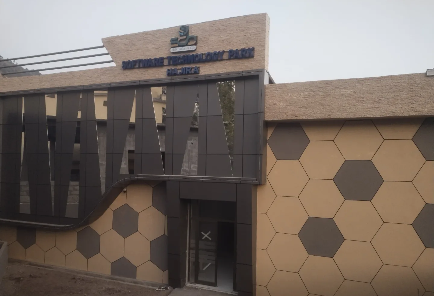 STP Hajira exterior